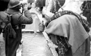 Soldados Republicanos Bebiendo agua después de un combate en el frente de...