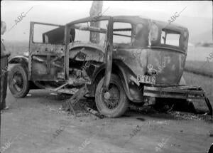 Un coche al que las Tropas Nacionales Prendieron fuego al no poder Llevárselo