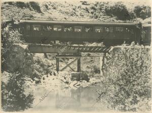 El primer tren de viajeros que cruza el puente provisional con el que se han...