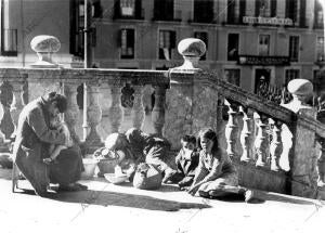 Mujeres y Niños Hambrientos en el pórtico de la catedral de Málaga