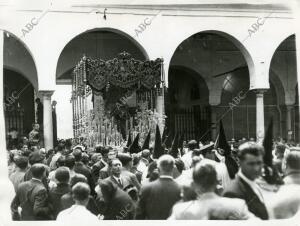 entrada del Palio de la Macarena en el Hospital de las Cinco Llagas