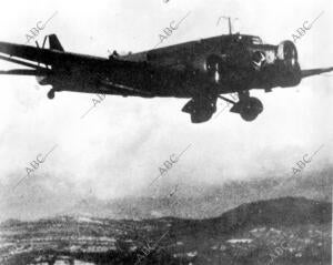 Un " Ju-52" alemán de la legión cóndor tras bombardear Guernica