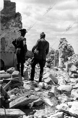 El coronel del 18º tercio de la guardia civil Contempla las Ruinas del santuario...