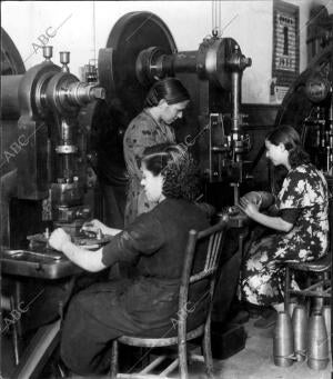 Mujeres que Cambiaron las Máquinas de coser por otro tipo de Máquinas Dedicadas...