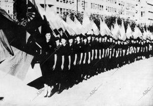 Desfile de la falange Femenina de Santander Días después de su ocupación por las...