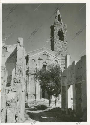 Belchite en ruinas tras la batalla que se dio por el ejército popular para...