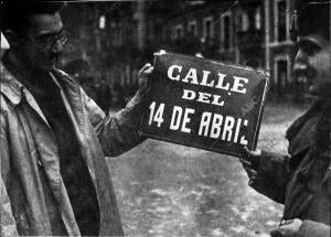 Dos Personas Muestran una placa de una calle de Gijón (Asturias), Dedicada A la...