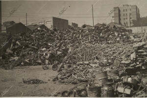 Una "Playa" de Escombros, Formada por Montones de Hierro, como consecuencia de...