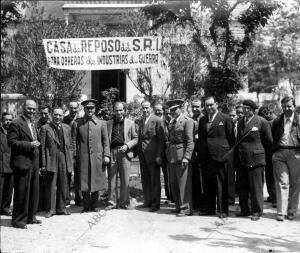 Asistentes al acto de inauguración de una casa de reposo para Obreros de...