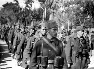 Los Dinamiteros de la 43ª Brigada, Desfilando ante el General