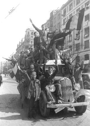 Falangistas que Acababan de ser Liberados, Civiles, Soldados, Todos Partícipes...