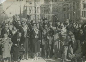 Liberación de Madrid por las tropas nacionales, un grupo de hombres y mujeres...
