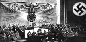 Hitler, desde la tribuna del Reichstag, anunciaba que las tropas alemanas habían...