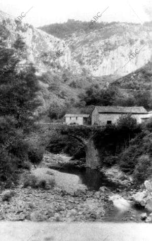 Vista del puente del pueblo Muriedas (Cantabria)