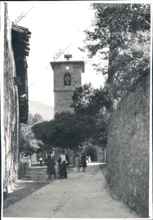 Destaca la torre de la iglesia con el Campanario