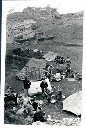 Vista parcial del Campamento, con el castillo de Clavijo al fondo