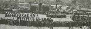 Fuerzas de la armada desfilando después de la misa en el acto celebrado con...