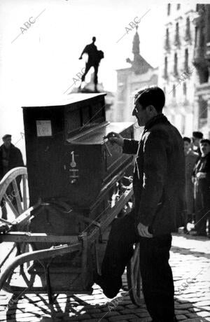(CA.). Un organillero un domingo en El Rastro