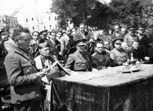 El Alcalde prounciando un discurso de recepción del monumento a la ciudad