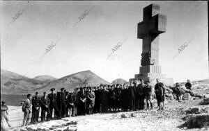 Monumento A la memoria de los Caídos en el Buque "castillo de Olite" en...