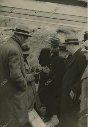 El alcalde de Madrid, señor Alcocer, visitando junto con técnicos municipales,...