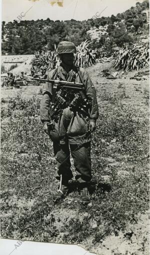 Un paracaidista Alemán tras aterrizar en suelo cretense, con todo su equipo