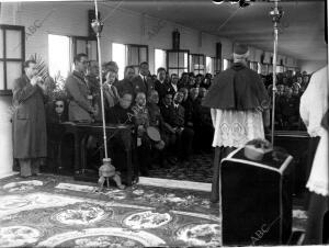 Inauguración de una capilla provisional en Paracuellos del Jarama, por el obispo...