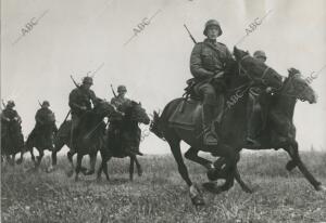 Un escuadrón de Caballería de la División española de voluntarios cabalga por la...