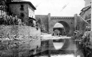 Arco del río Deba A su paso por el pueblo Potes (Cantabria)