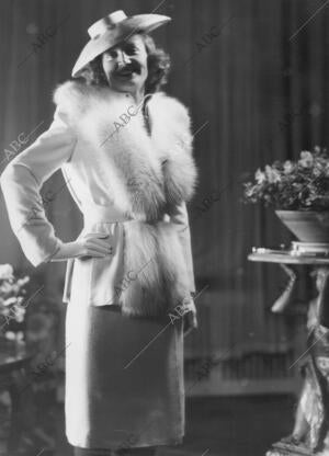 En la Imagen, abrigo de lana Blanca con piel de zorro Blanca de 1942