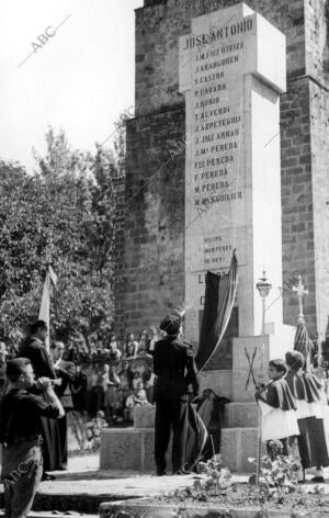 Inauguración del monumento A los Caídos en el pueblo Limpias (Cantabria), donde...