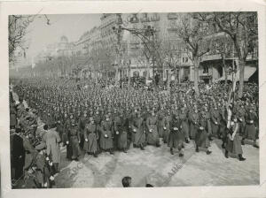 sfile del ejército con motivo del cuarto aniversario de la liberación de...