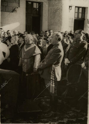 S. E. el Jefe del Estado Francisco Franco durante la bendición de la nueva línea...