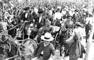 Franco durante su paseo por el real de la Feria, Escoltado por un numeroso grupo...