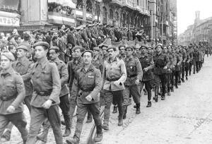 Repatriados de la división azul Desfilan por la plaza de España camino del...