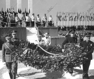 Franco Deposita una corona de laurel ante la cruz de los Caidos, durante los...