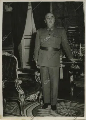 Retrato de Francisco Franco en el Palacio del Pardo