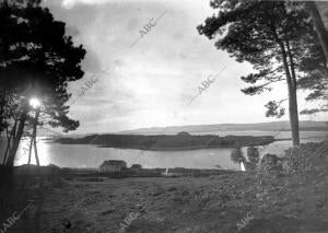 Vista general de la isla de Cortegada desde el pueblo Villagarcia de Arosa...