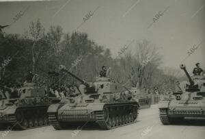 Carros blindados durante el desfile de la Victoria
