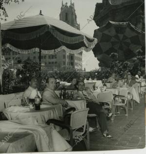 Una terraza en la Gran Vía con el edificio Telefónica de fondo