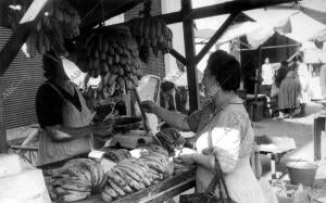 Mujer Comprando fruta en un puesto del mercado