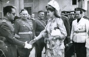 Eva Duarte Perón, durante su visita a las ruinas del Alcázar, estrecha la mano...