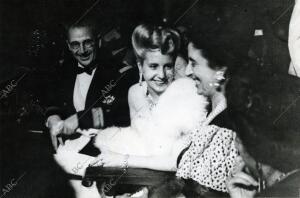 Eva Perón en España: en la imagen, acompañada de doña Carmen Polo y del Ministro...