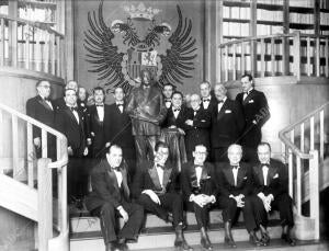 , sentados, Juan José Pradera, Guillermo Luca de Tena, Xavier de Echarri, Luis...