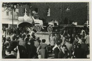 Los asistentes contemplan el primer coche que rodó por Galicia, propiedad de don...