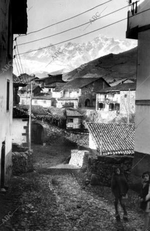 Vista de una de las Calles del pueblo Potes, al fondo los Picos de Europa...