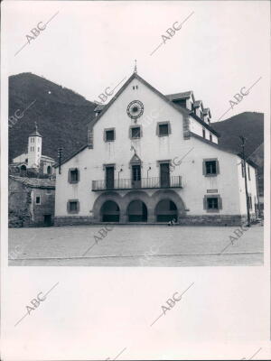 Plaza y ayuntamiento en el pirineo Oscense