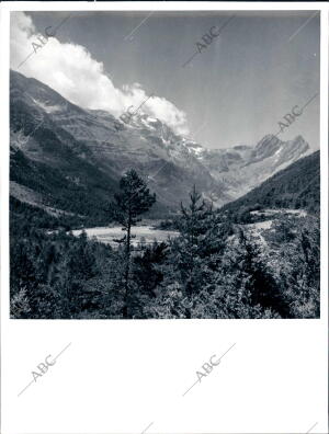 Valle de Pineta en el pirineo Oscense, con el monte Perdido