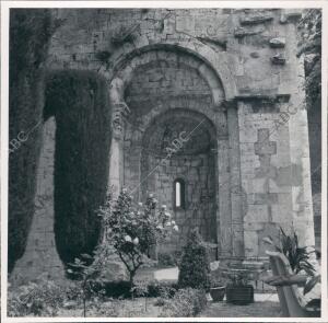 Ruinas Románicas de la iglesia de santa María en Besalu (Gerona)