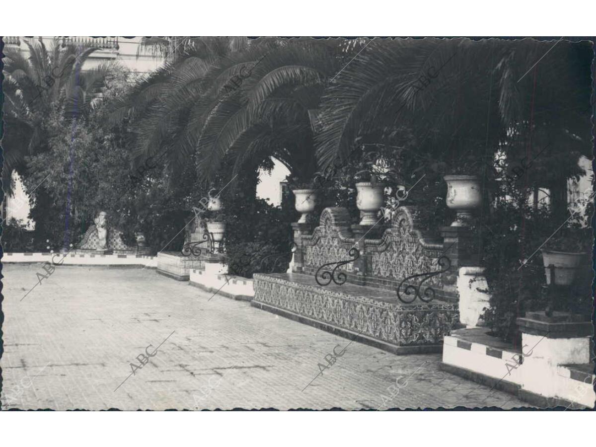 Bancos en el paseo de la Ribera, Ayamonte Archivo ABC